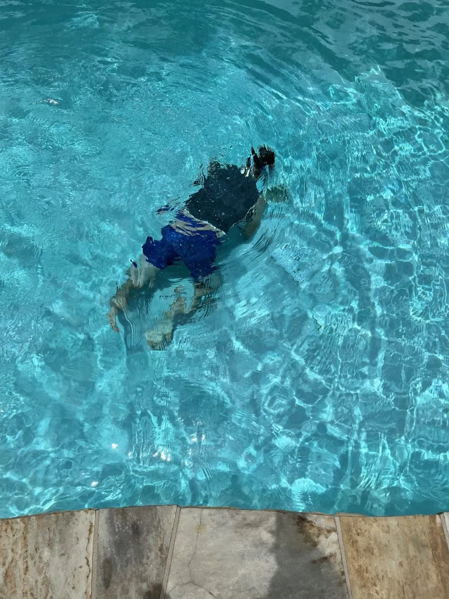 Checking a swimming pool for cracks or leaks